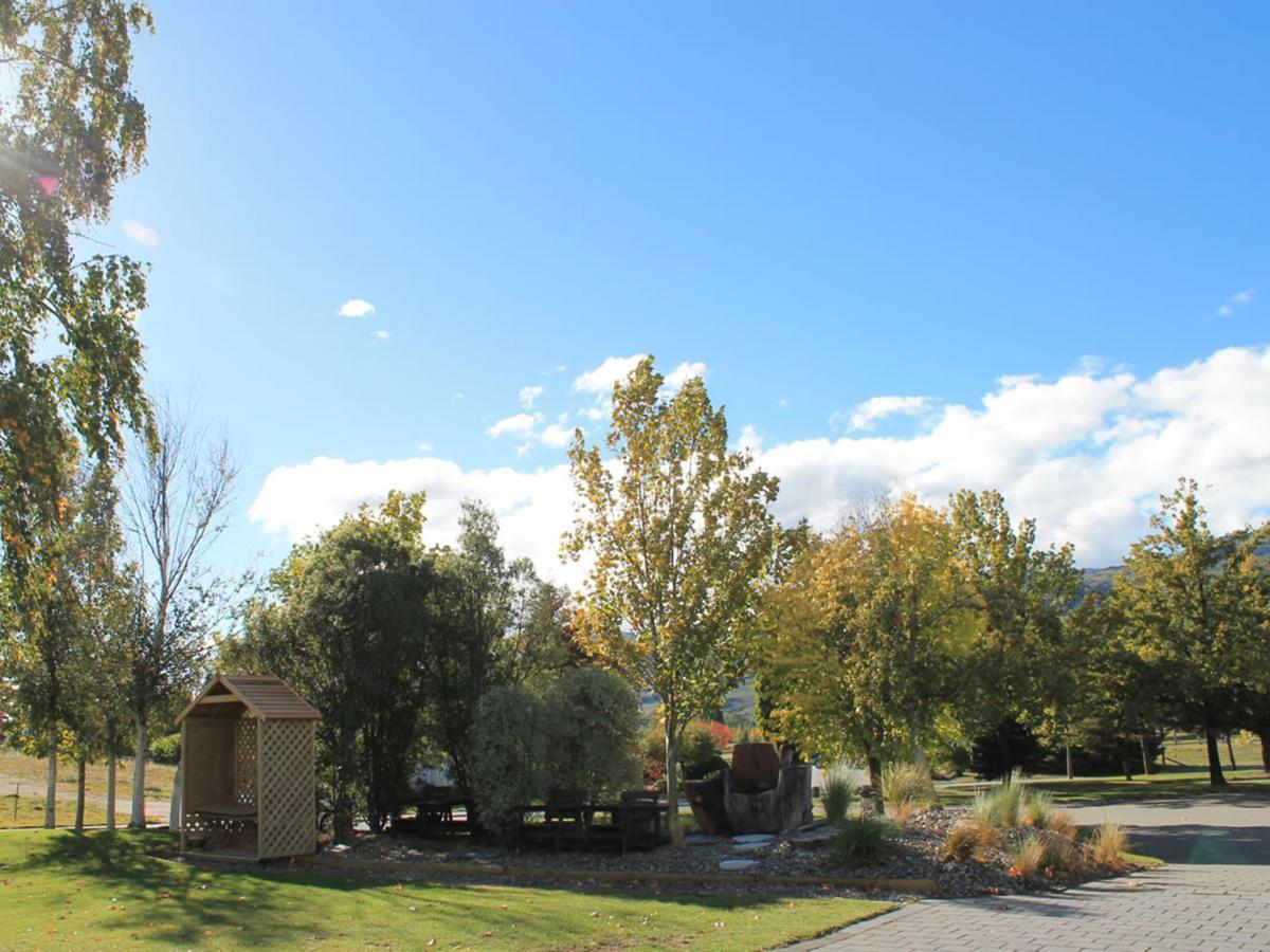 Colonial Manor Motel Кромуел Екстериор снимка