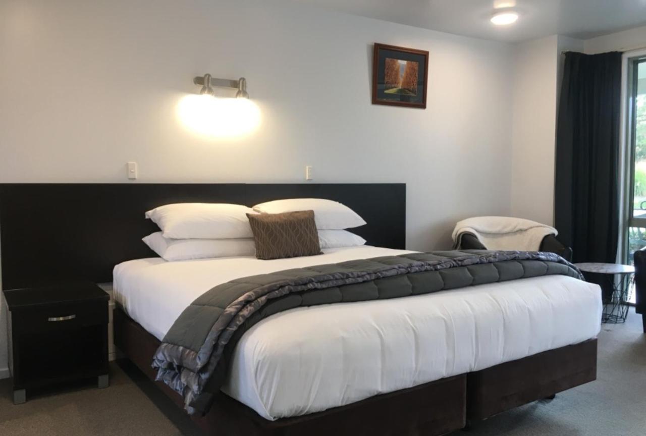 Colonial Manor Motel Кромуел Екстериор снимка