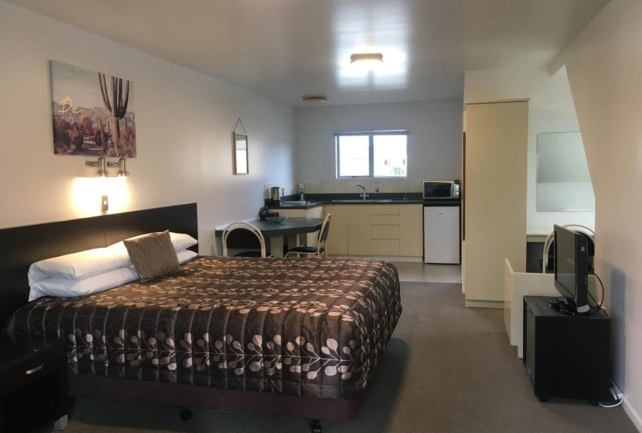 Colonial Manor Motel Кромуел Екстериор снимка