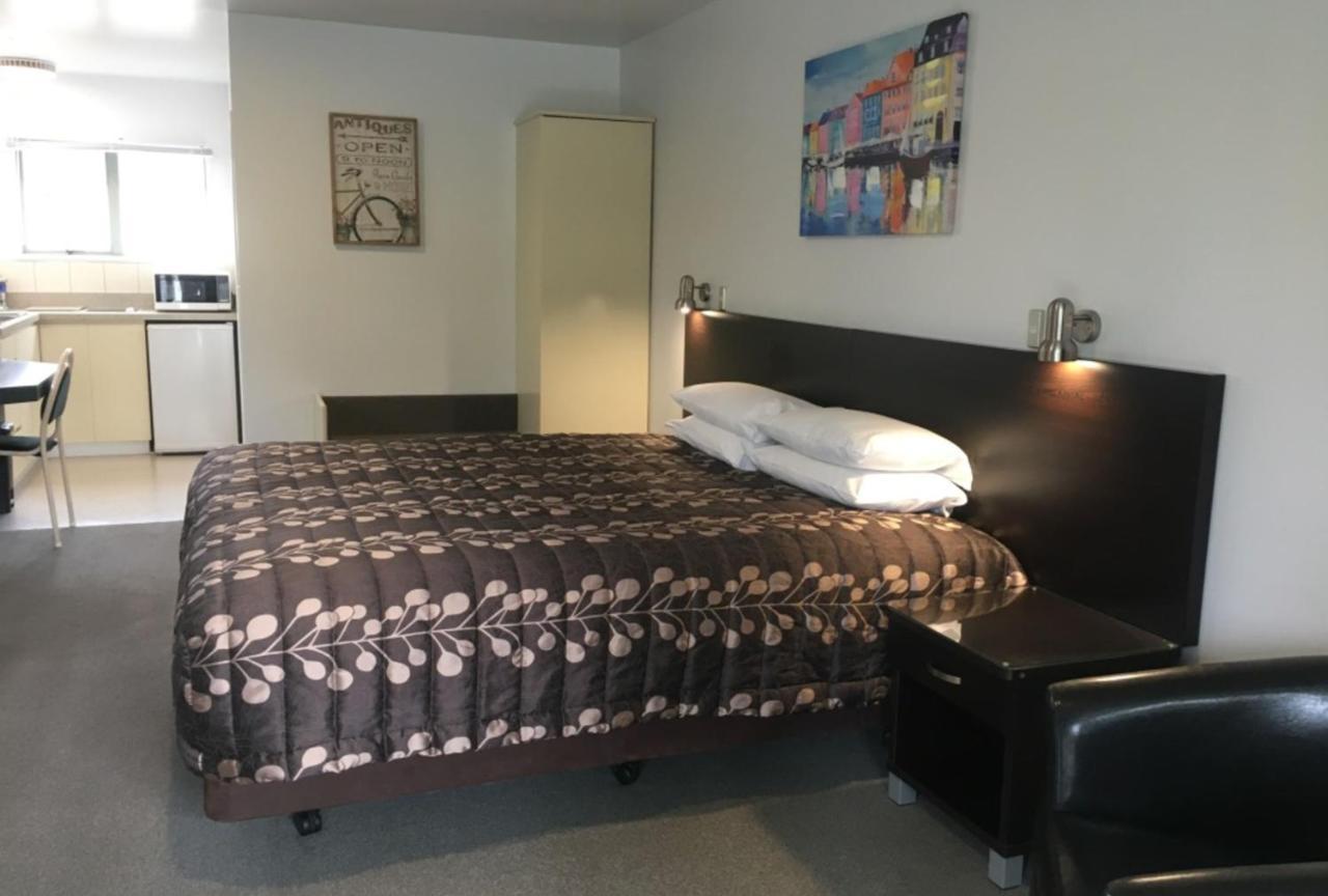 Colonial Manor Motel Кромуел Екстериор снимка