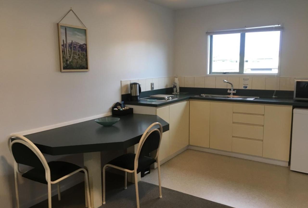 Colonial Manor Motel Кромуел Екстериор снимка
