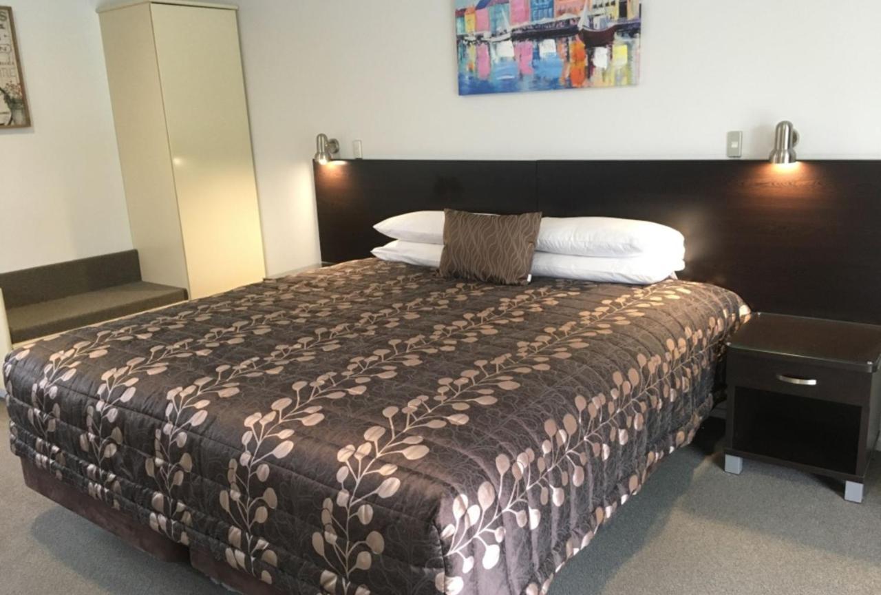Colonial Manor Motel Кромуел Екстериор снимка