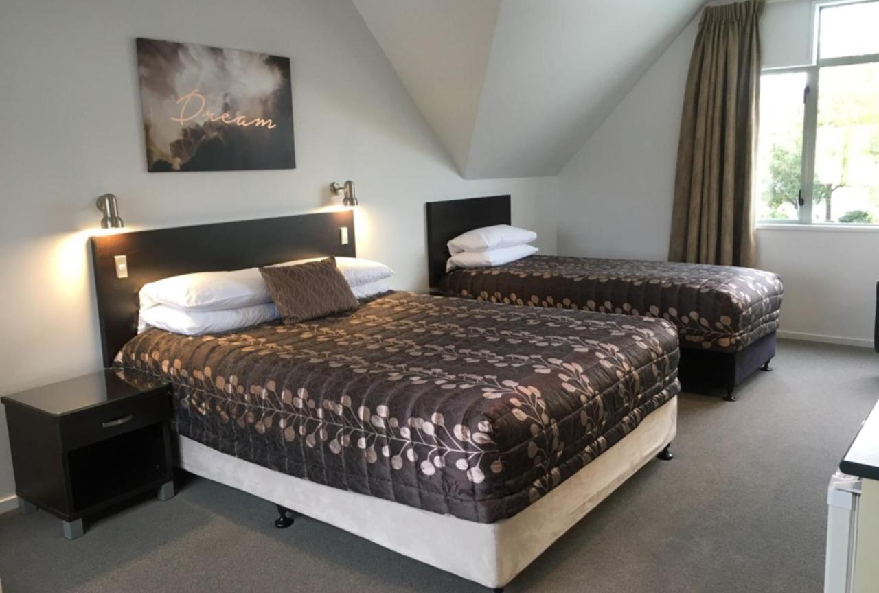 Colonial Manor Motel Кромуел Екстериор снимка