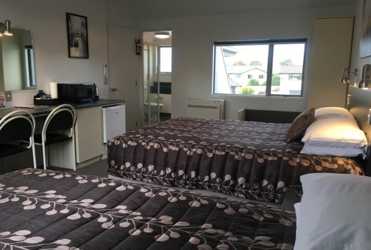 Colonial Manor Motel Кромуел Екстериор снимка