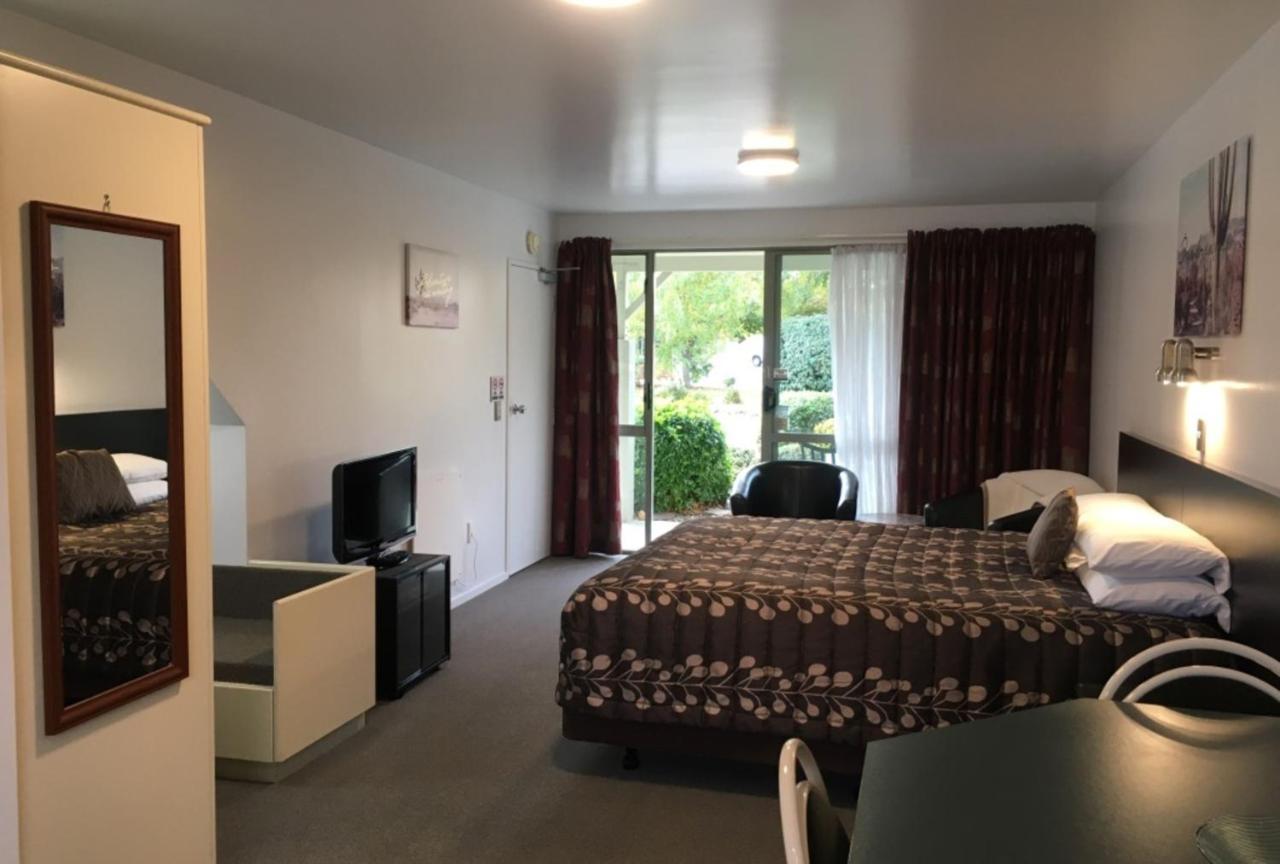 Colonial Manor Motel Кромуел Екстериор снимка