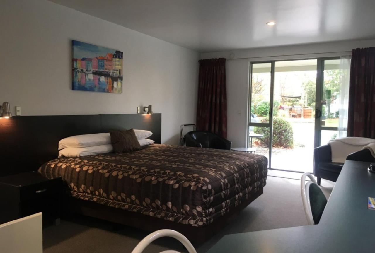 Colonial Manor Motel Кромуел Екстериор снимка