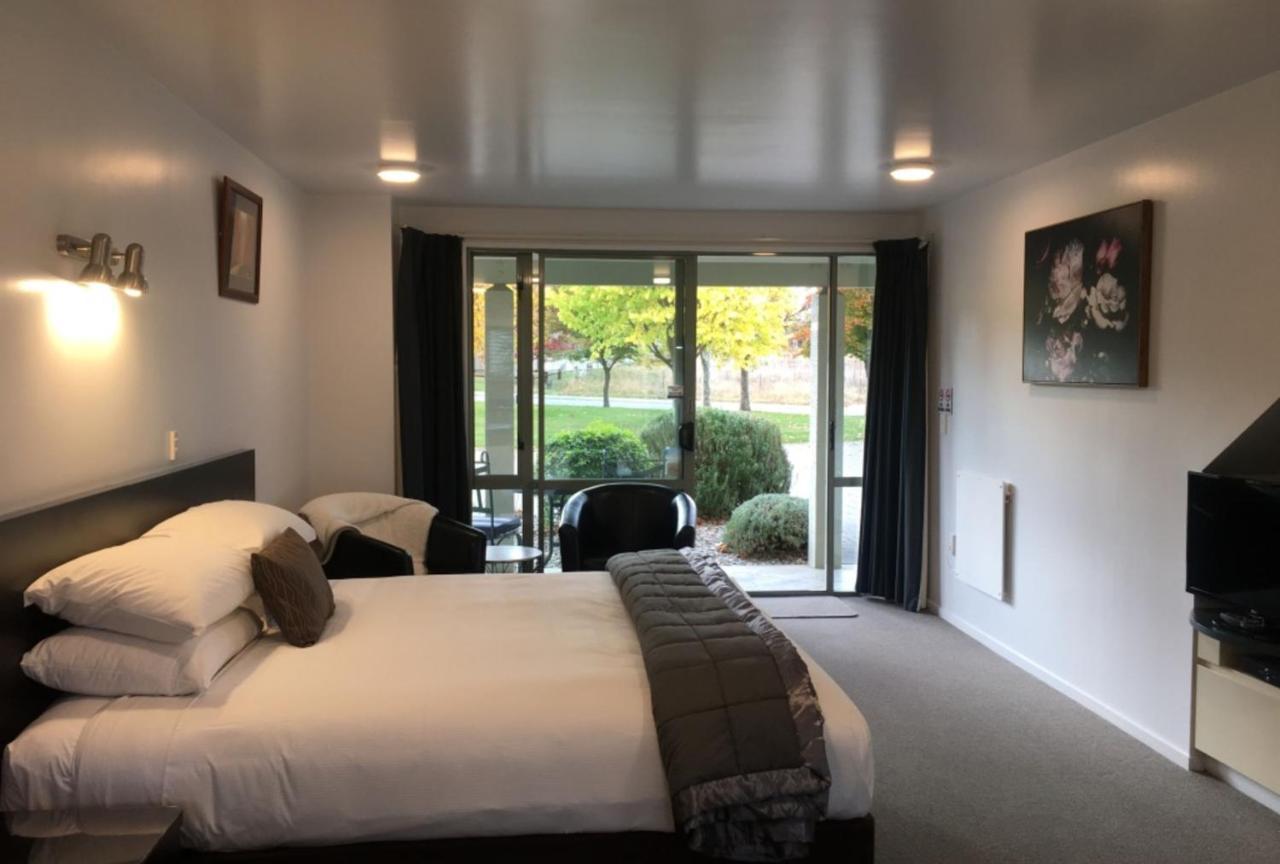 Colonial Manor Motel Кромуел Екстериор снимка