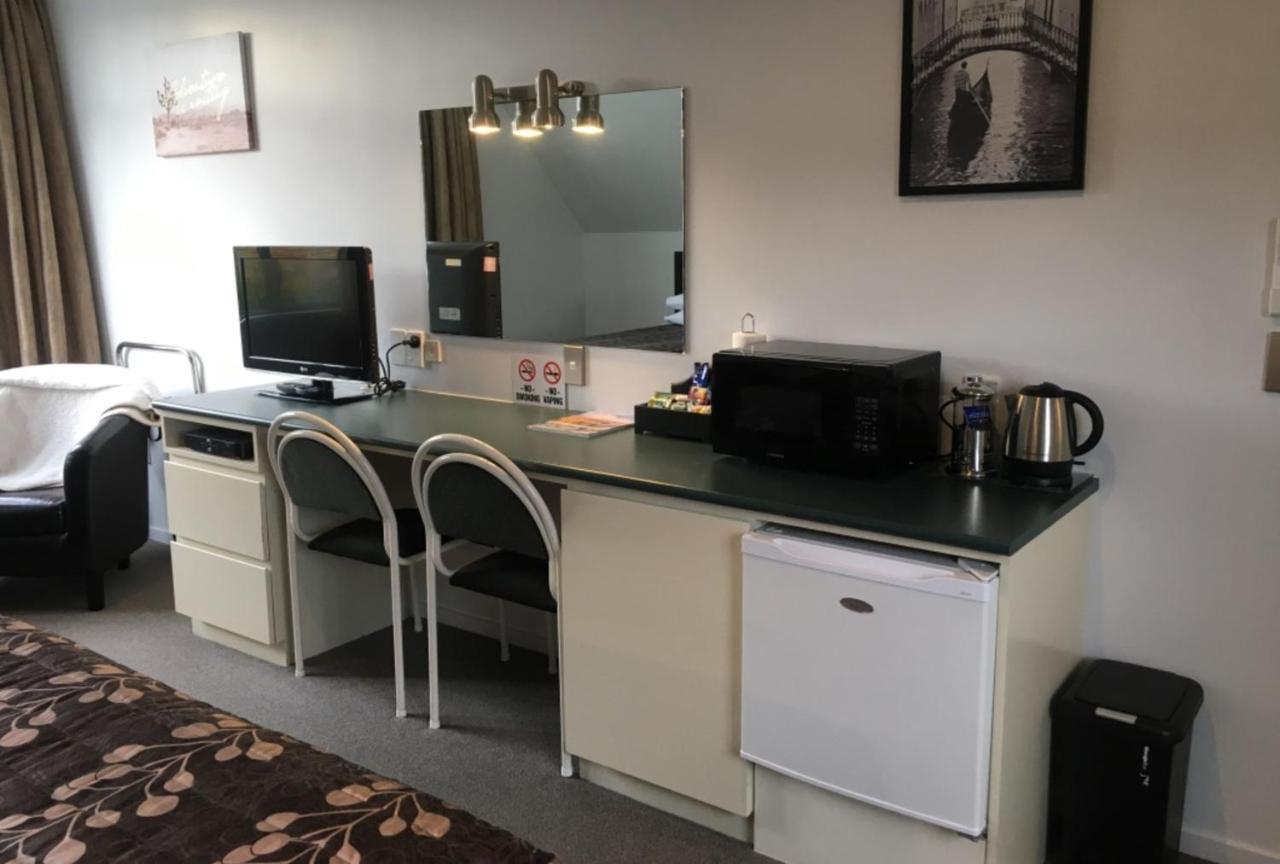 Colonial Manor Motel Кромуел Екстериор снимка