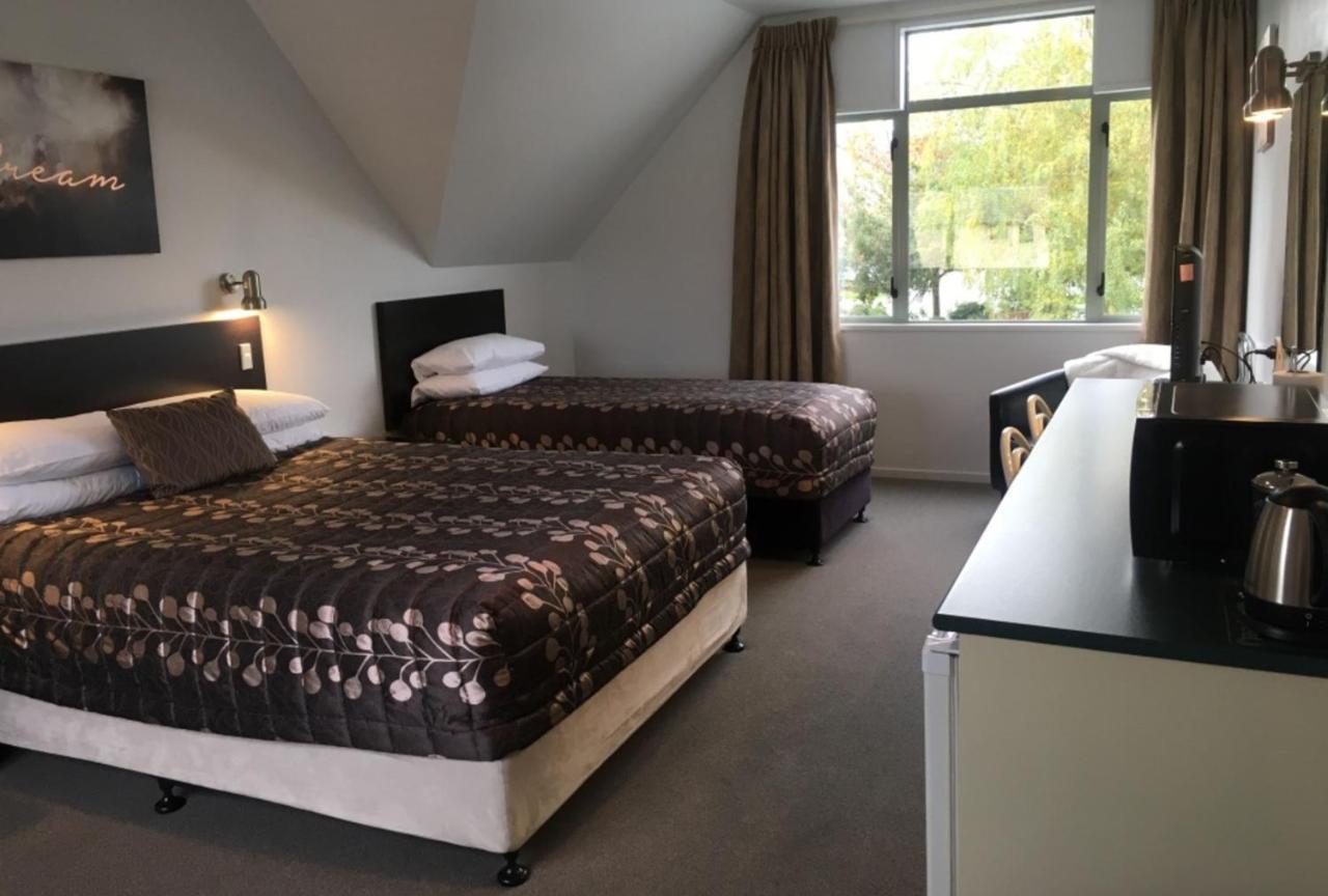 Colonial Manor Motel Кромуел Екстериор снимка