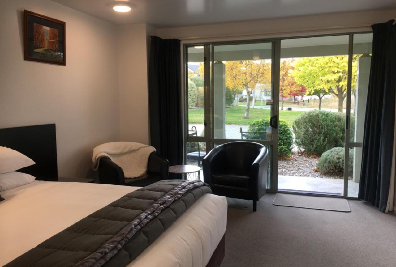Colonial Manor Motel Кромуел Екстериор снимка