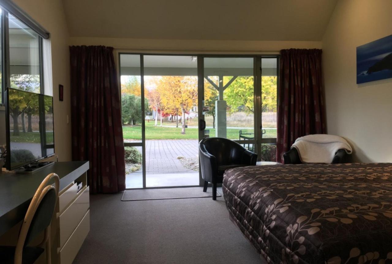 Colonial Manor Motel Кромуел Екстериор снимка